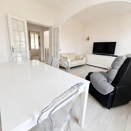 Beau 3 Pieces Climatise Avec Balcon, Proche Lägenhet Cannes