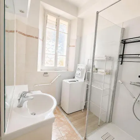 Beau 3 Pieces Climatise Avec Balcon, Proche Lägenhet *